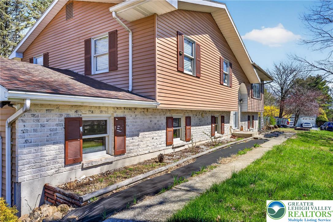 2259 Hillside Road Slatington, PA 18080 - Photo 4 of 52