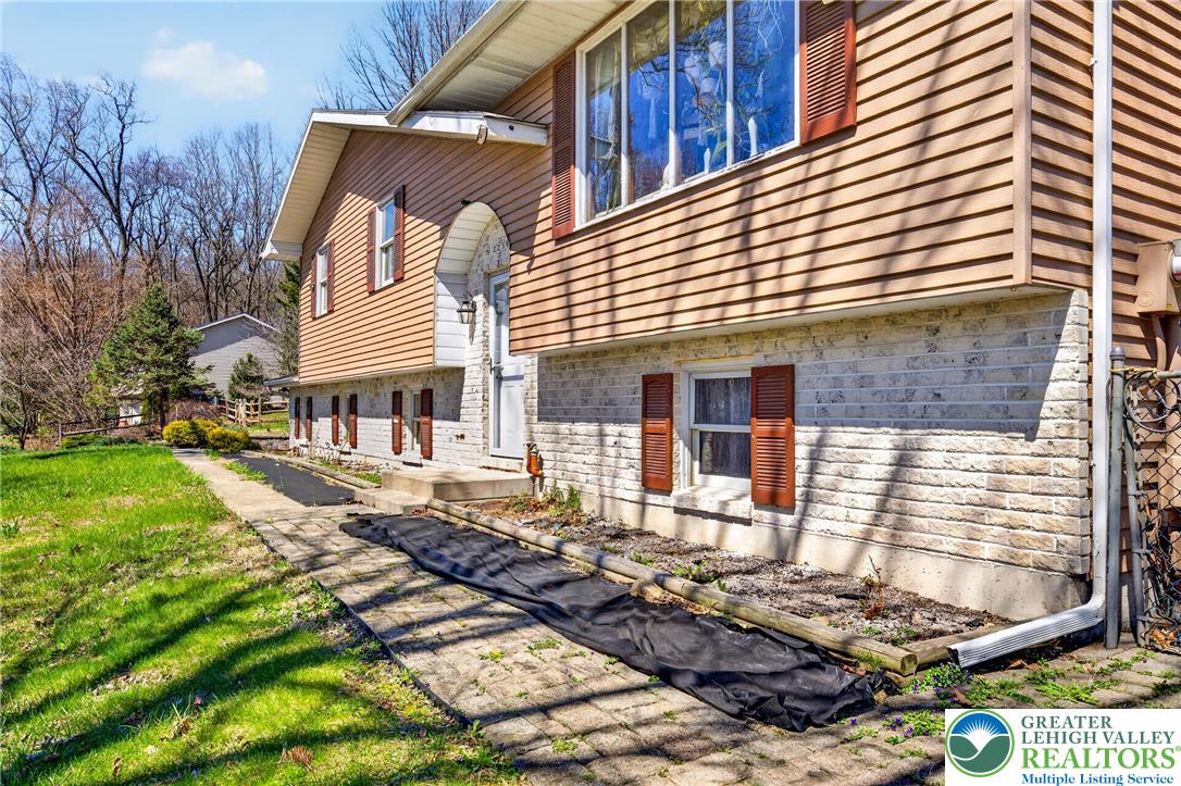 2259 Hillside Road Slatington, PA 18080 - Photo 5 of 52