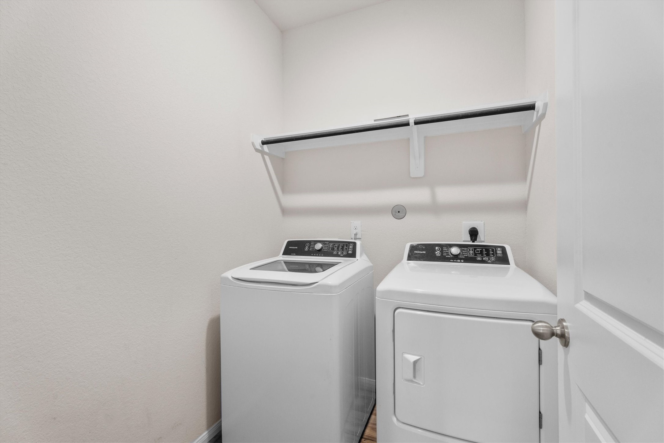 39 Courageous Side Way Magnolia, TX 77354 - Photo 23 of 44 Equipped with a washer and dryer for move-in convenience
