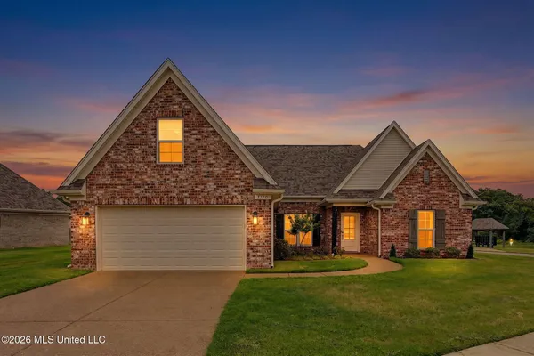 $325,000 | 3770 Hawthorn Drive, Southaven, MS 38672