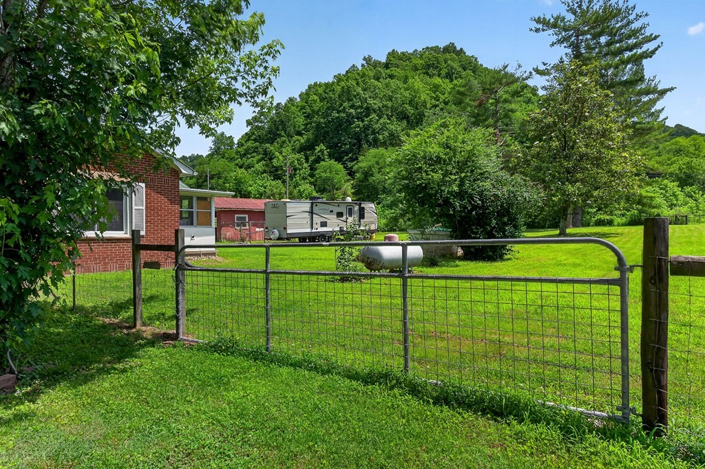747 Hunting Creek Road Whitleyville, TN 38588 - Photo 27 of 33