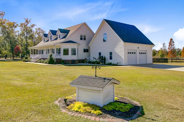 $999,000 | 933 Tree Farm Lane, Cross, SC 29436