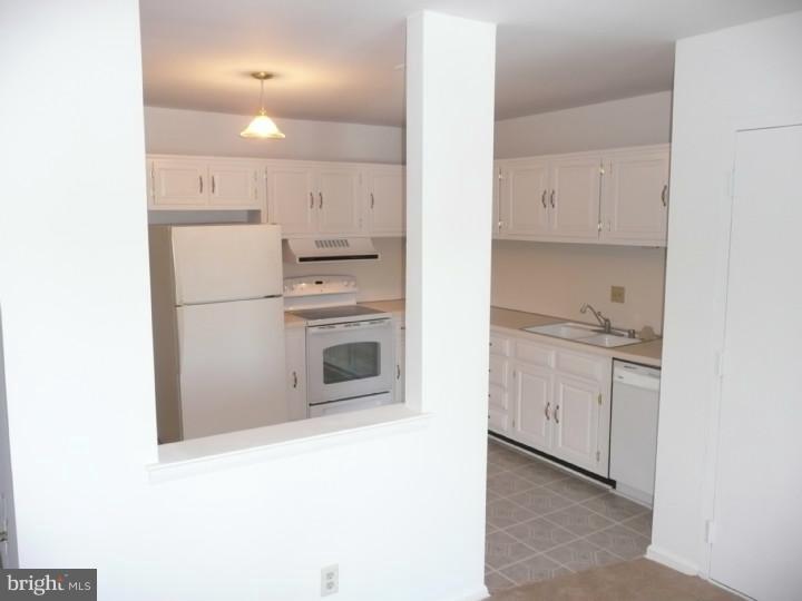 12 F Fairway Road, Unit F Reading, PA 19607 - Photo 4 of 13 Kitchen