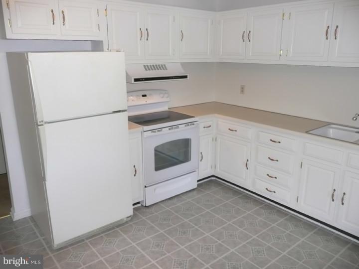 12 F Fairway Road, Unit F Reading, PA 19607 - Photo 5 of 13 Kitchen