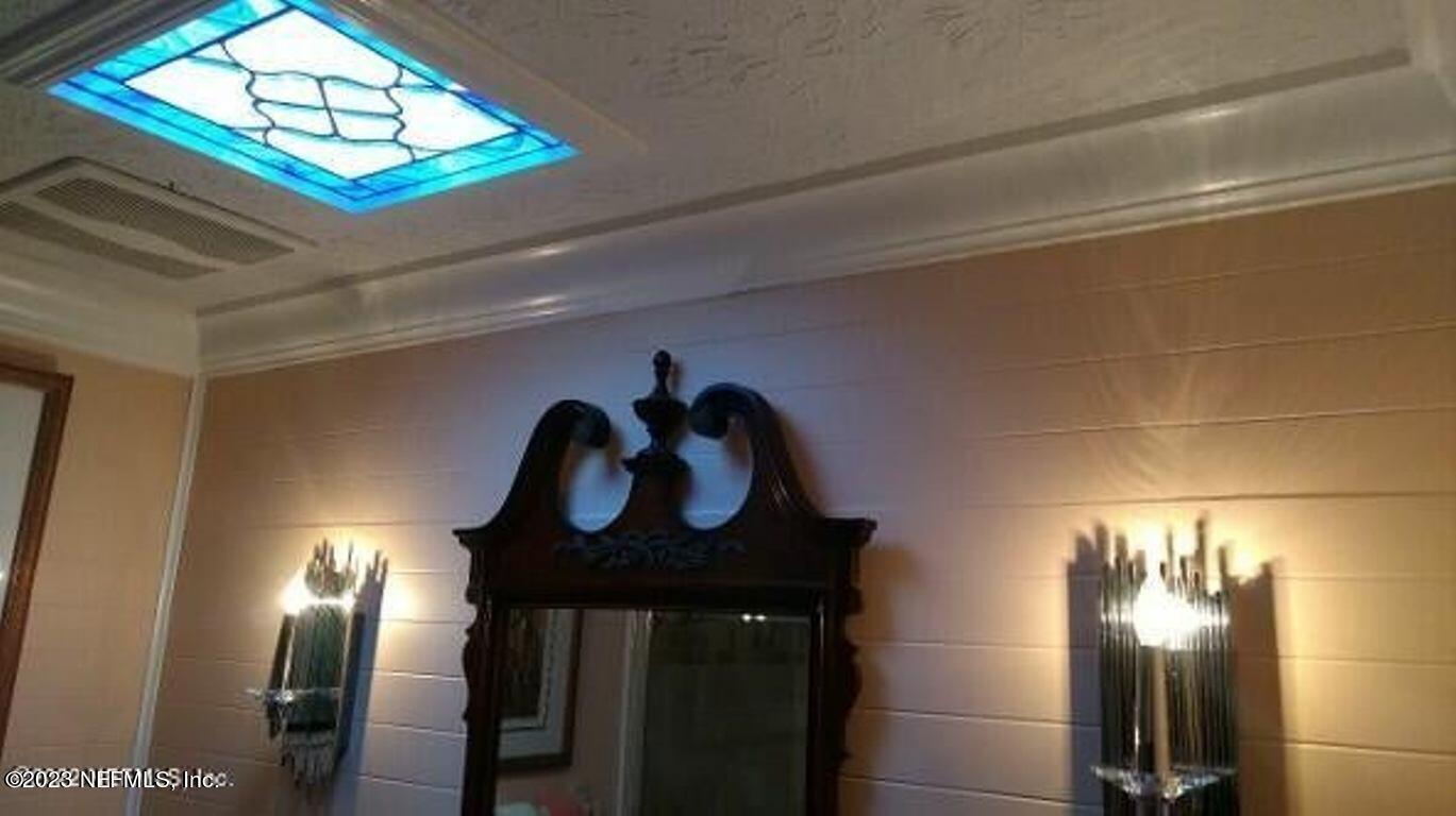 6113 Raintree Road Jacksonville, FL 32277 - Photo 20 of 31 Guest Bath Skylight