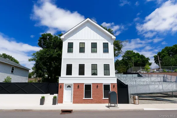 $2,800 | 328 Columbia Street, Unit 3, Hudson, NY 12534