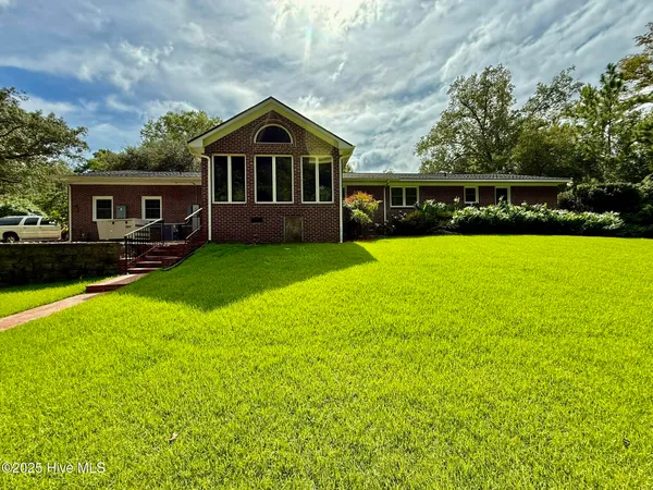 $323,000 | 302 Woodlawn Drive, Williamston, NC 27892