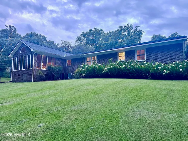 $347,450 | 302 Woodlawn Drive, Williamston, NC 27892