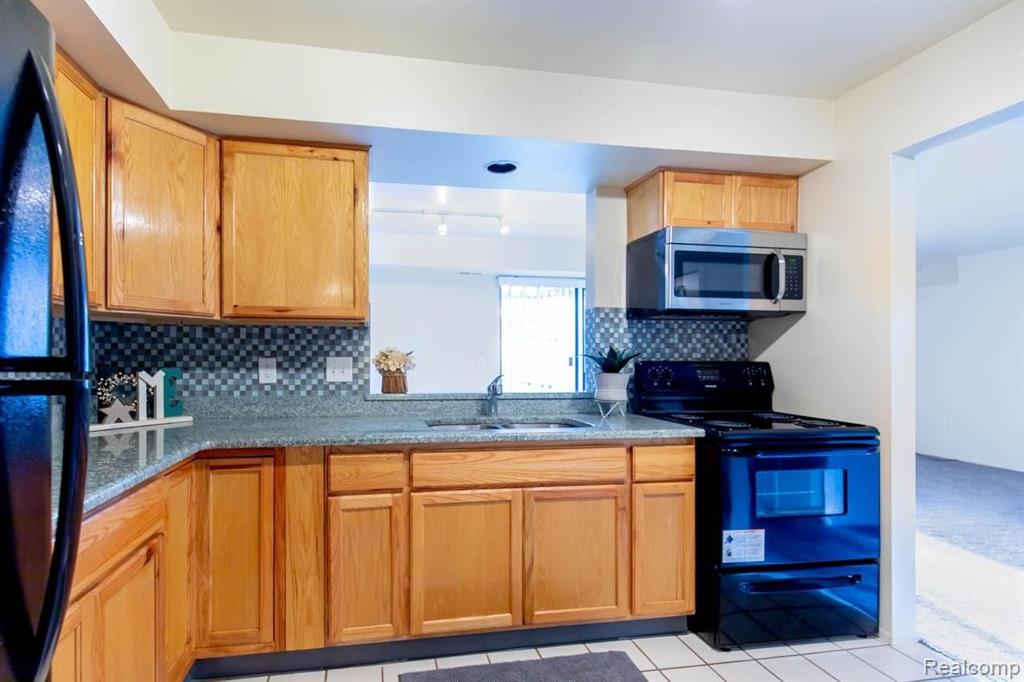 27334 Evergreen Road, Unit 21 Lathrup Village, MI 48076 - Photo 9 of 20