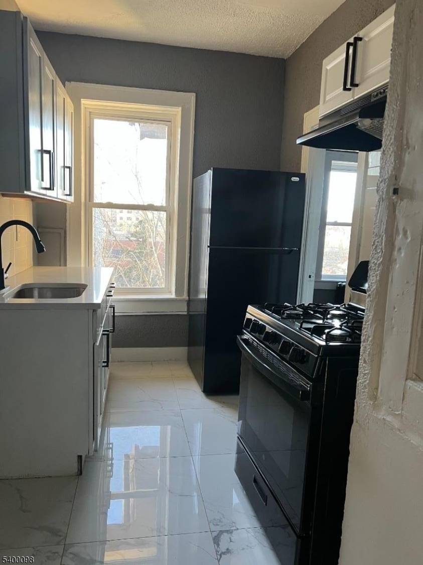 715 Arlington Avenue, Unit 2D Plainfield, NJ 07060 - Photo 4 of 4 a kitchen with a stove and a refrigerator