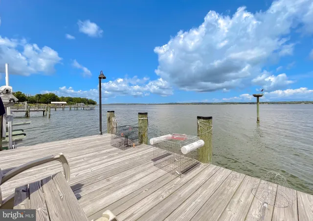 an empty room with a ceiling fan and closet area