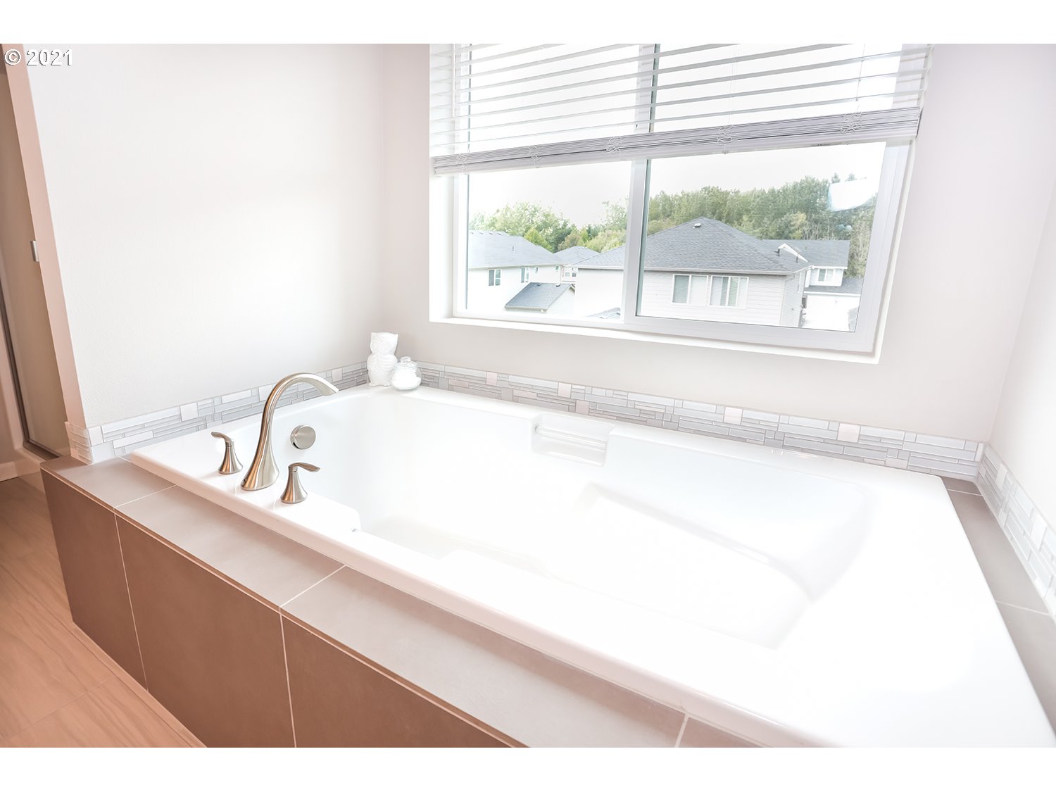 3619 South Star View Loop Ridgefield, WA 98642 - Photo 21 of 32 a bathroom with a bathtub and a window