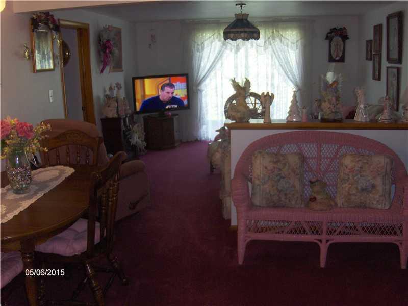 19 Reed Street Burgettstown, PA 15021 - Photo 6 of 18 Family Room.