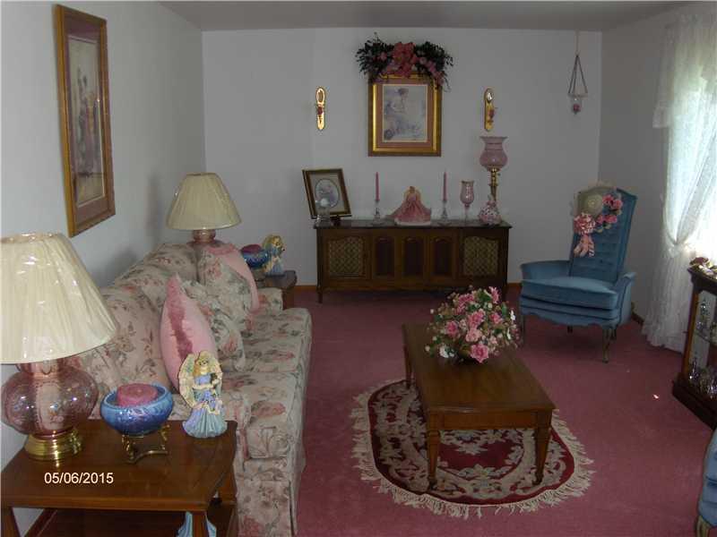 19 Reed Street Burgettstown, PA 15021 - Photo 8 of 18 Living Room.