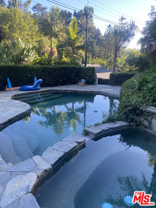 1617 Roscomare Road Los Angeles, CA 90077 - Photo 2 of 12 a view of a street with sitting area