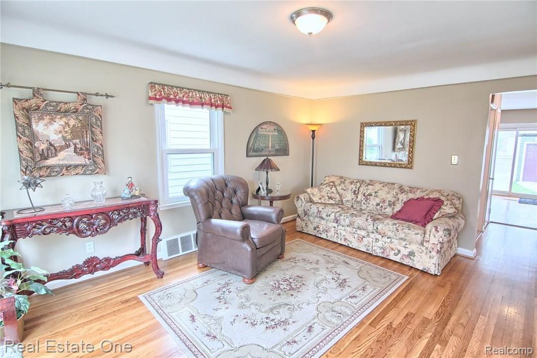 1391 Oxford Road Berkley, MI 48072 - Photo 5 of 31 Living_Room.jpg