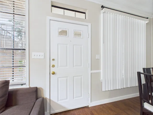 a view of a livingroom with furniture