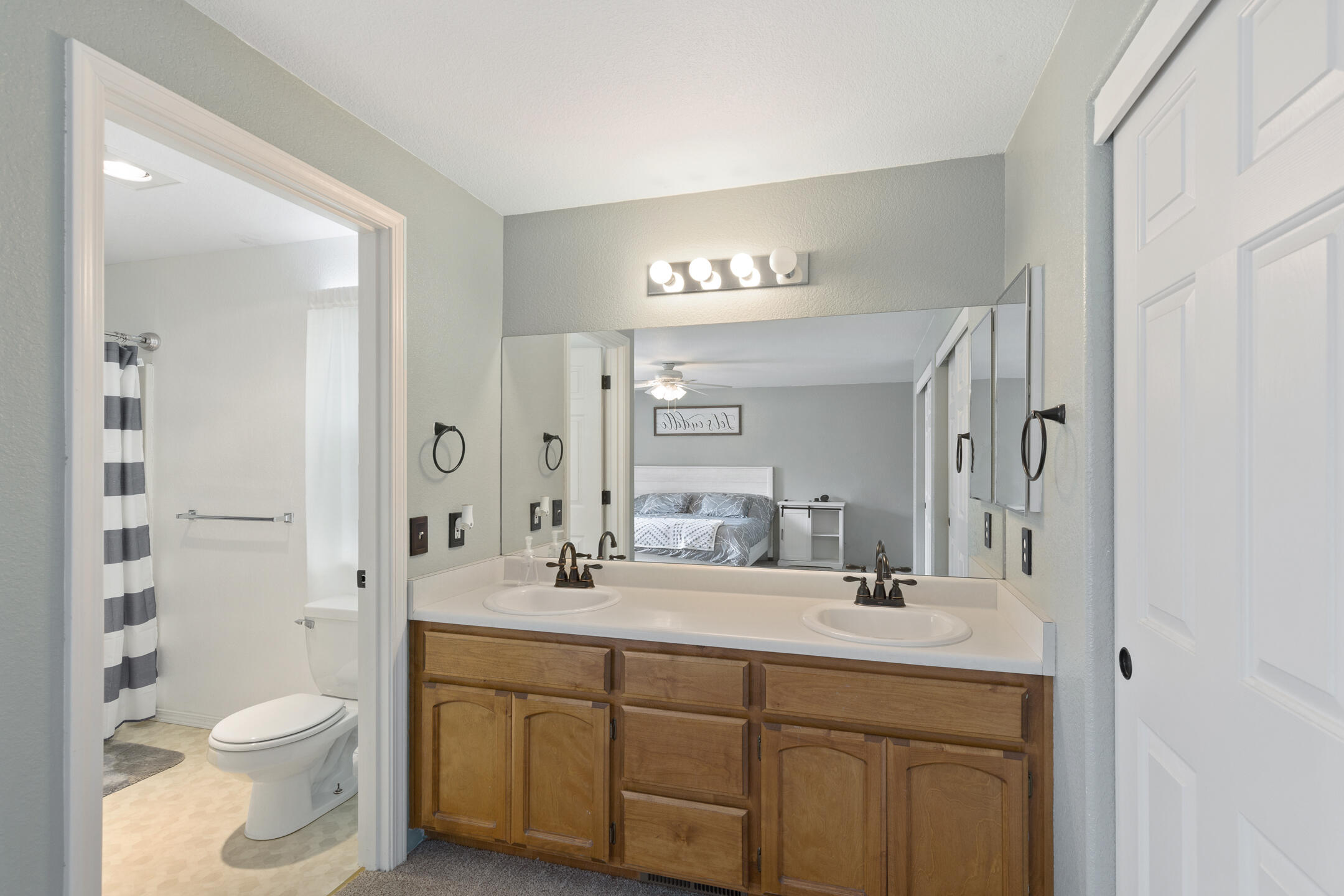3070 Delta Waters Road Medford, OR 97504 - Photo 17 of 28 Primary Bedroom Bath