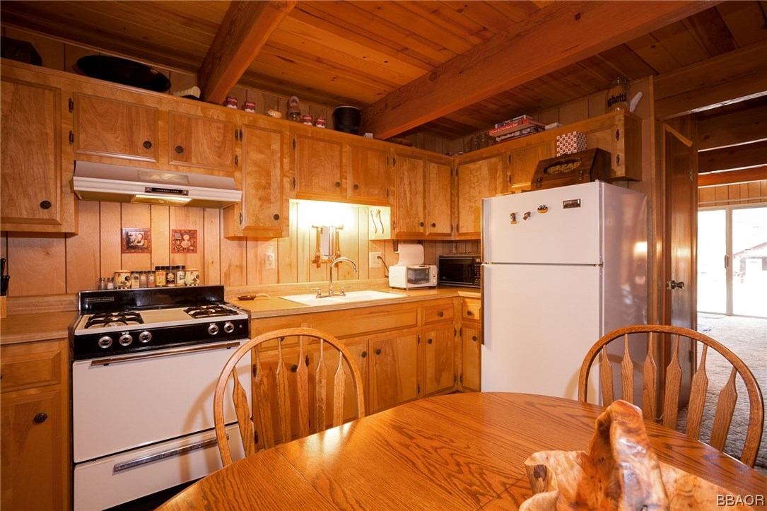 366 Riverside Avenue Sugarloaf, CA 92386 - Photo 9 of 17 Gallery Image 9