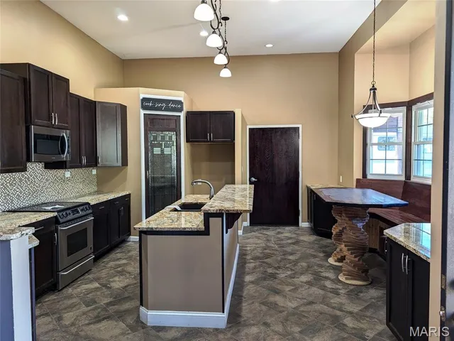 $195,500 | 630 Lamplight Lane, Hazelwood, MO 63042