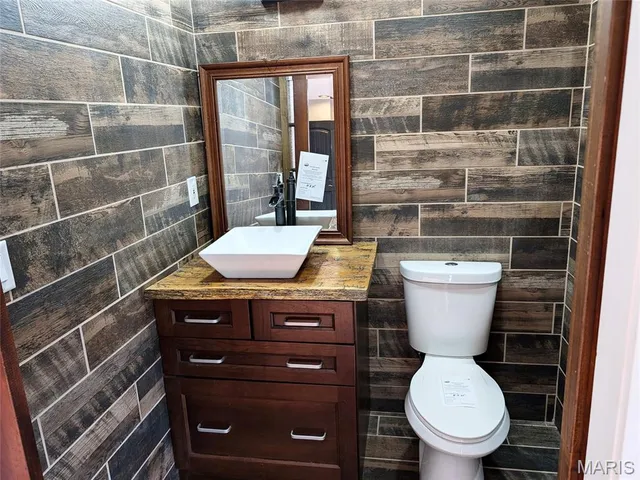 $195,500 | 630 Lamplight Lane, Hazelwood, MO 63042