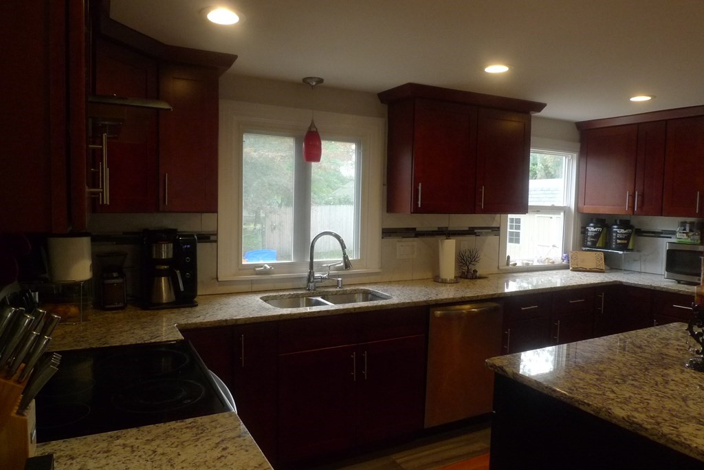 95 Clough Street Springfield, MA 01118 - Photo 5 of 22 Gallery Image 5