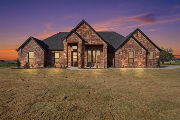 $575,000 | 450 Red Bird Drive, Springtown, TX 76082