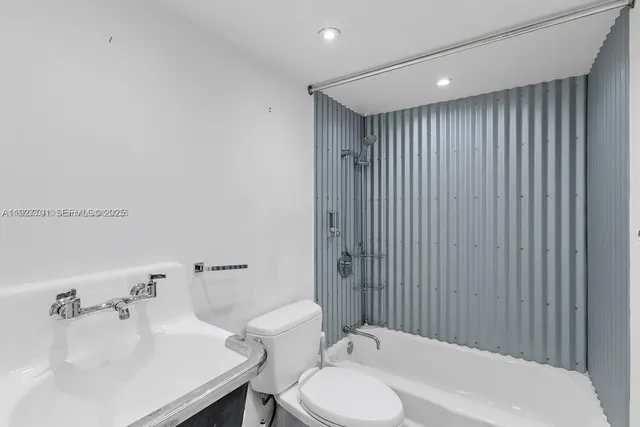 $4,200 | 100 Ocean Ln Drive, Unit 304, Key Biscayne, FL 33149