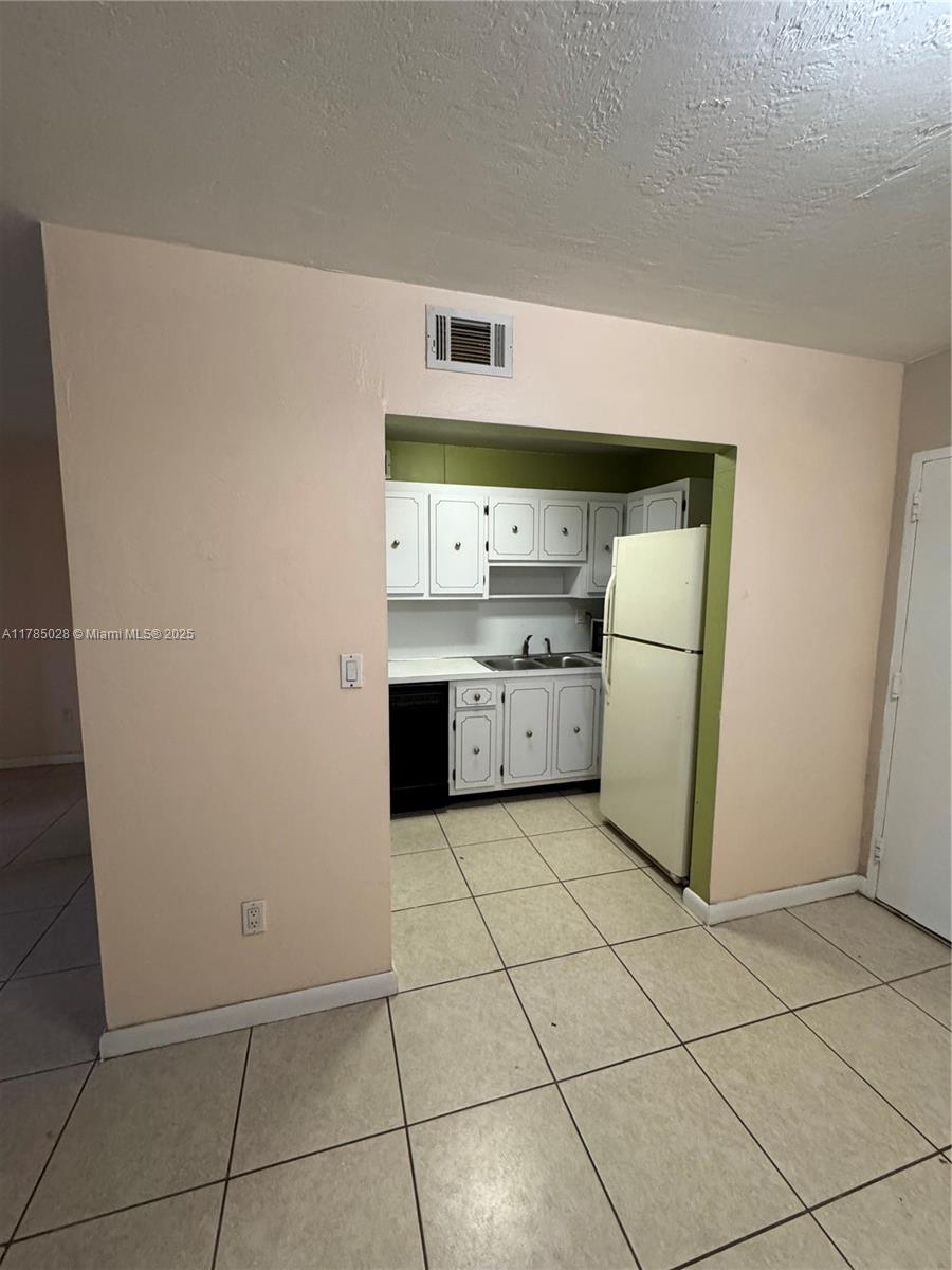 10353 North Kendall Drive, Unit BB2 Miami, FL 33176 - Photo 8 of 20 a kitchen with cabinets and appliances