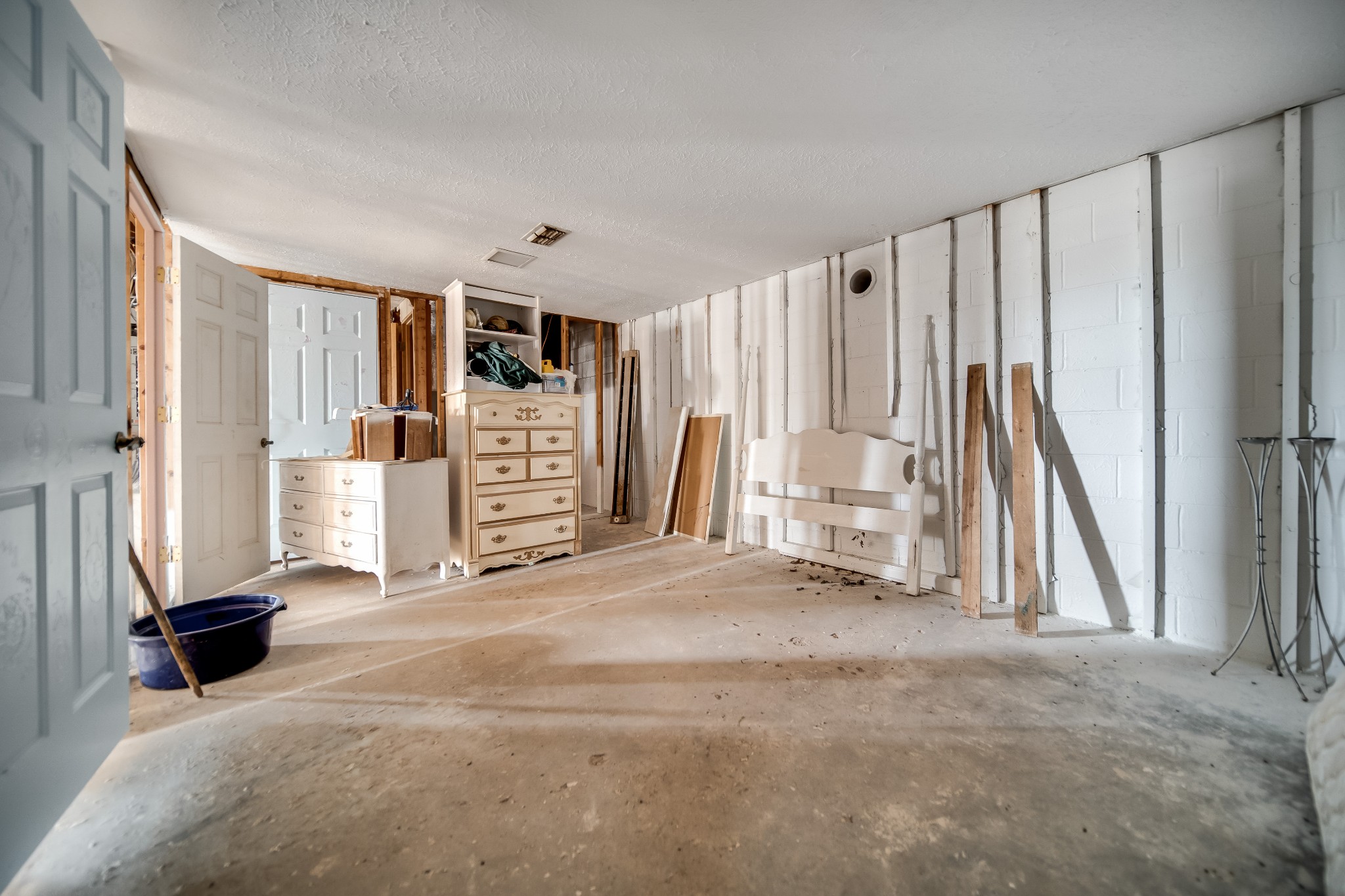 6040 New Cut Road Springfield, TN 37172 - Photo 27 of 37 a view of a livingroom with a staircase