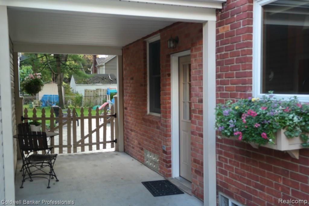 2825 Trafford Road Royal Oak, MI 48073 - Photo 4 of 35 Picture perfect summertime relaxing.jpg