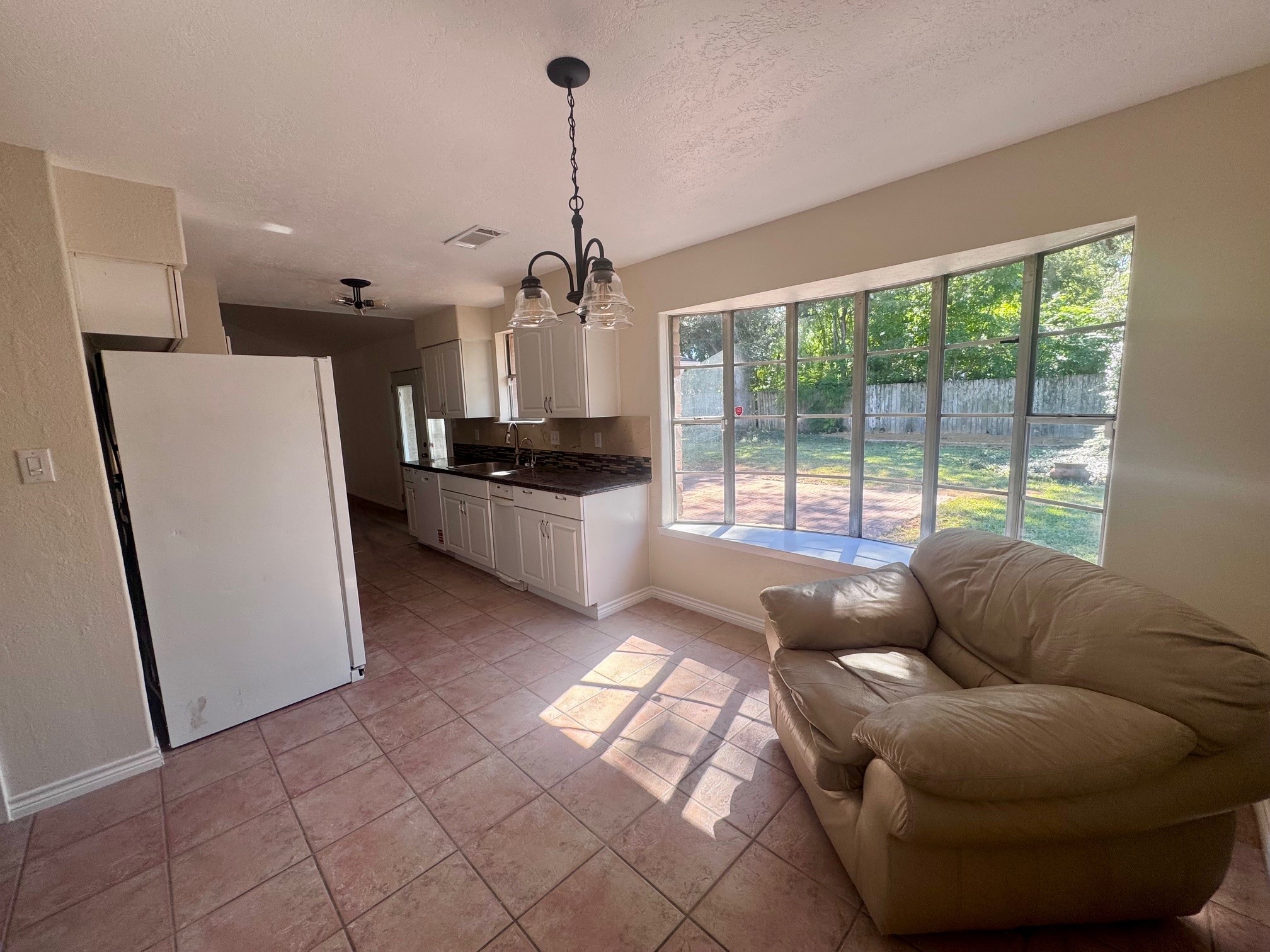 2006 Seagate Lane Houston, TX 77062 - Photo 5 of 22 a living room with furniture and a window