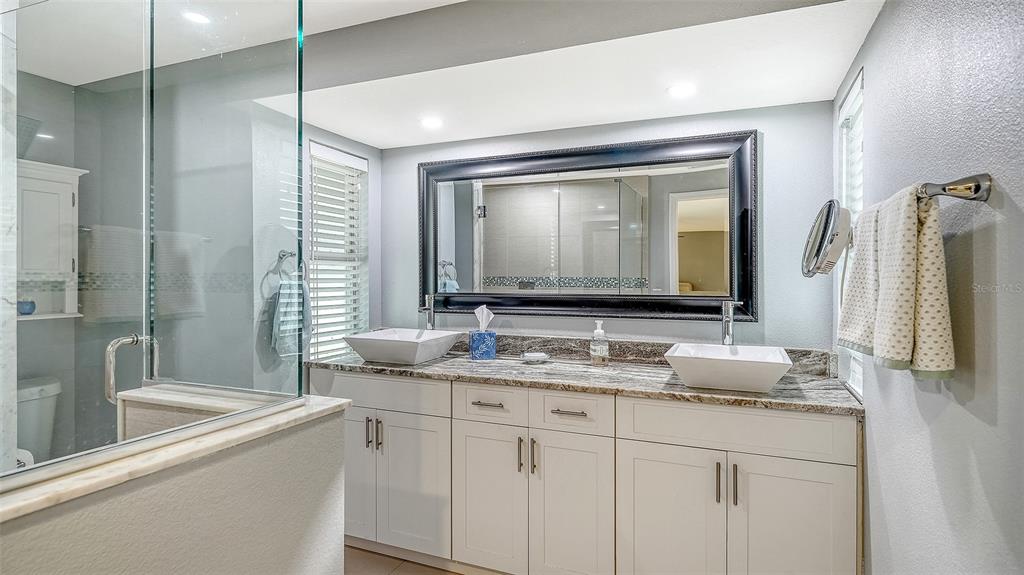 1523 84th Street Northwest Bradenton, FL 34209 - Photo 21 of 48 a bathroom with double sink and a mirror