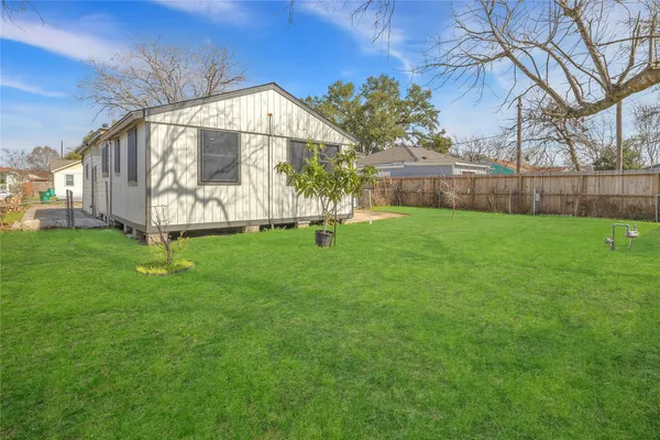 a view of a yard with a house