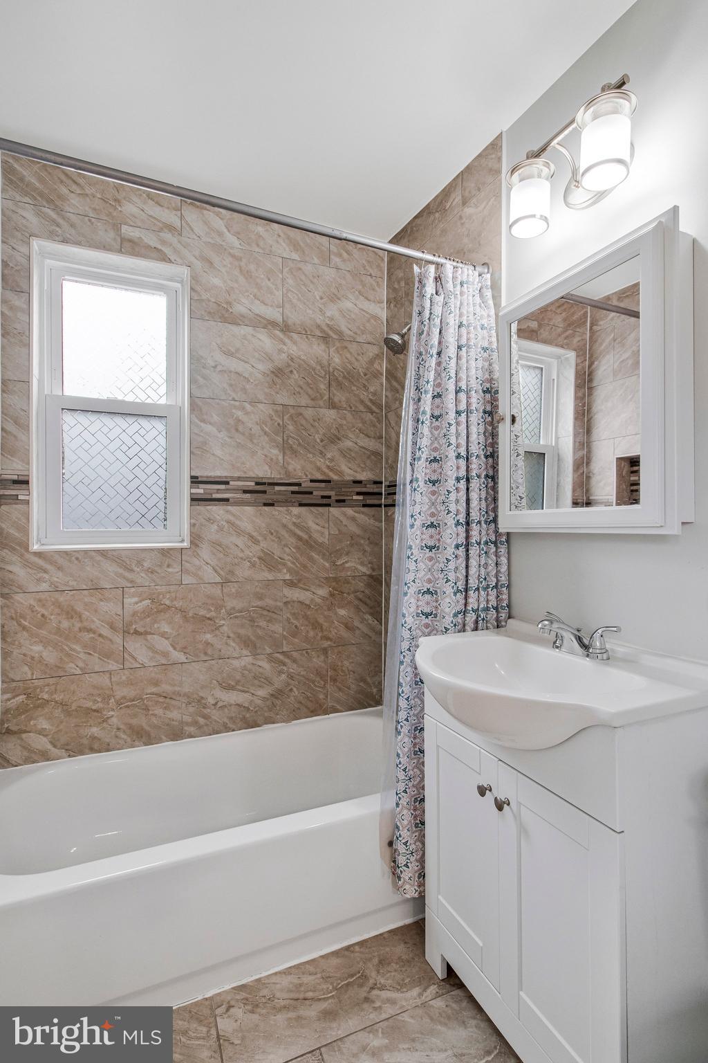 8600 Lantern Lane Clinton, MD 20735 - Photo 19 of 40 a bathroom with a sink and a bathtub