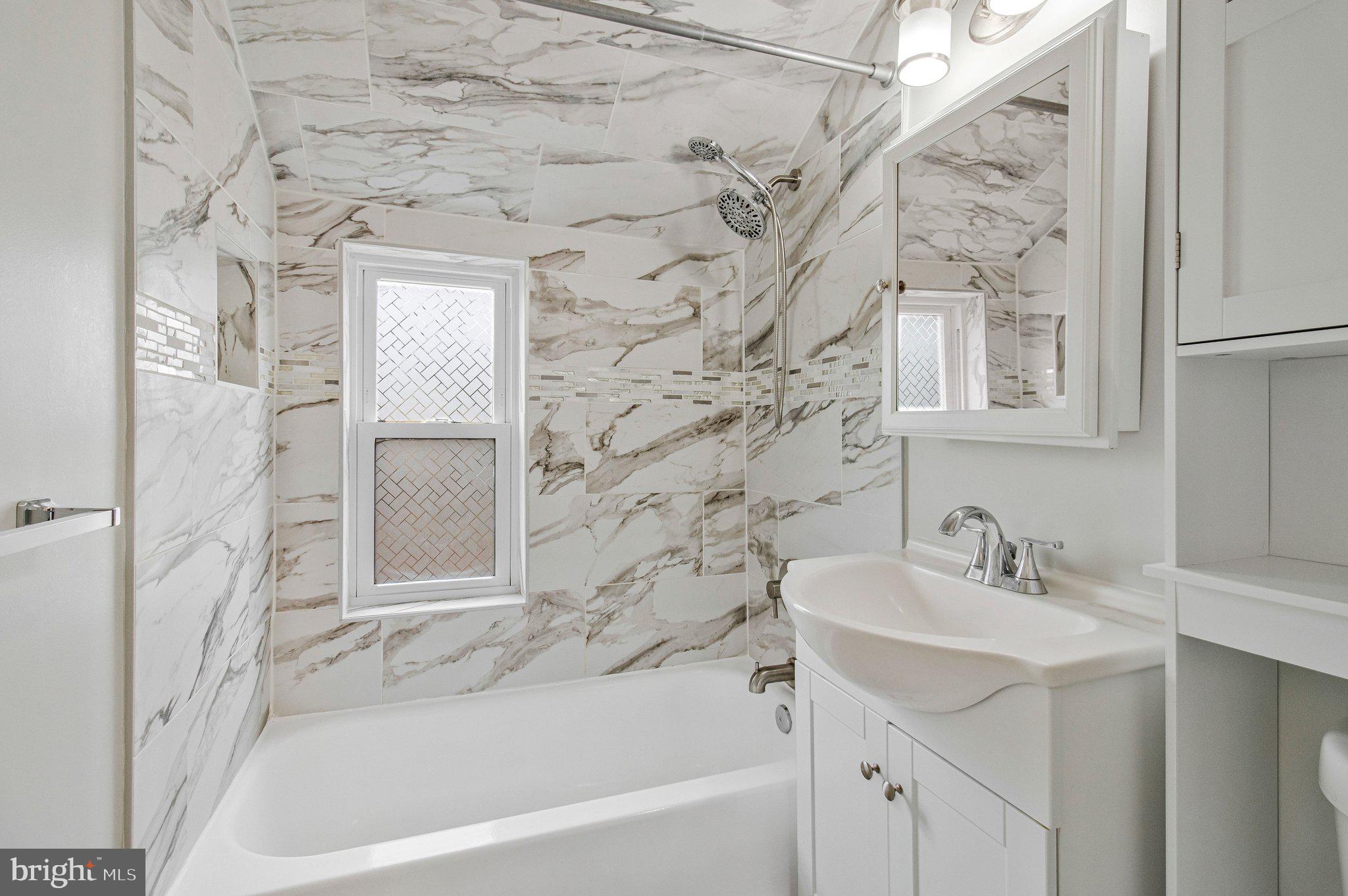 8600 Lantern Lane Clinton, MD 20735 - Photo 27 of 40 a bathroom with a sink and a bathtub