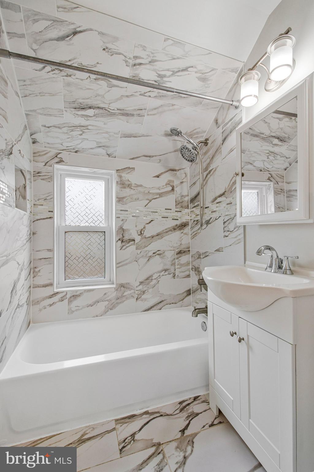 8600 Lantern Lane Clinton, MD 20735 - Photo 28 of 40 a bathroom with a bathtub and a sink