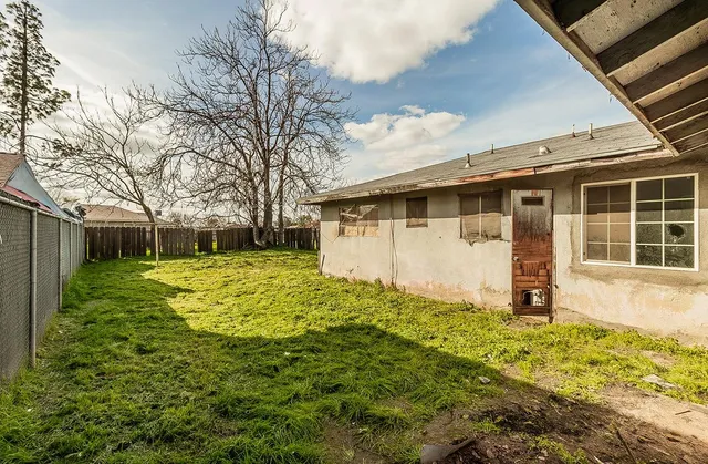 a view of a back yard of the house