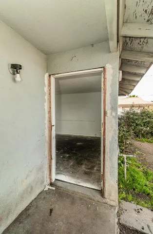 a view of a entrance door of the house