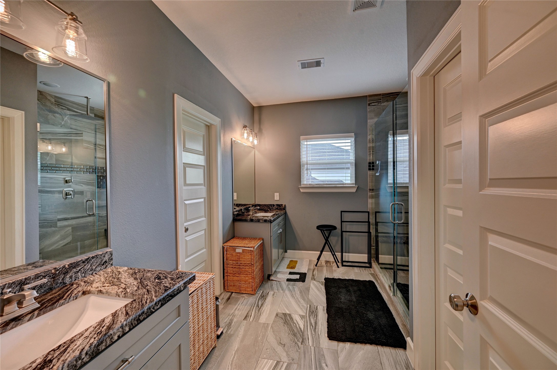 8419 Observatory Street Houston, TX 77088 - Photo 21 of 47 Primary Bathroom