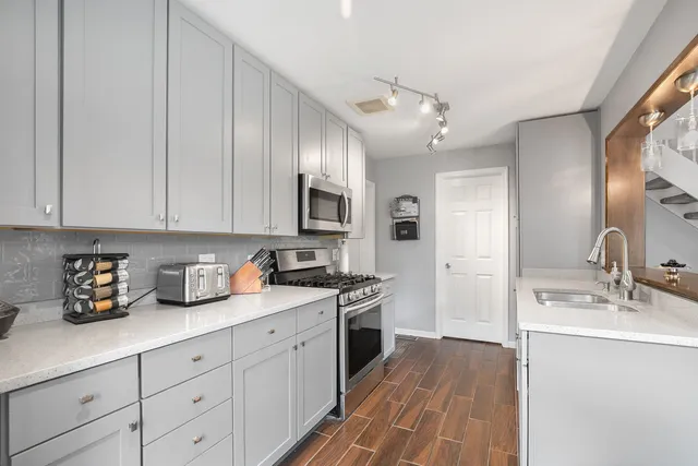 $260,000 | 215 Sunset Court, Vernon Hills, IL 60061