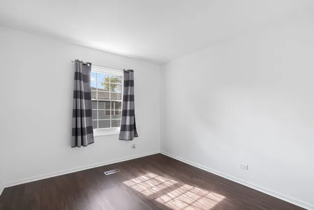 $260,000 | 215 Sunset Court, Vernon Hills, IL 60061