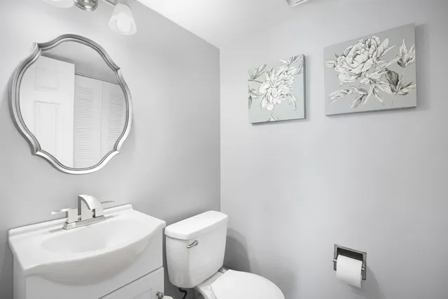 $260,000 | 215 Sunset Court, Vernon Hills, IL 60061