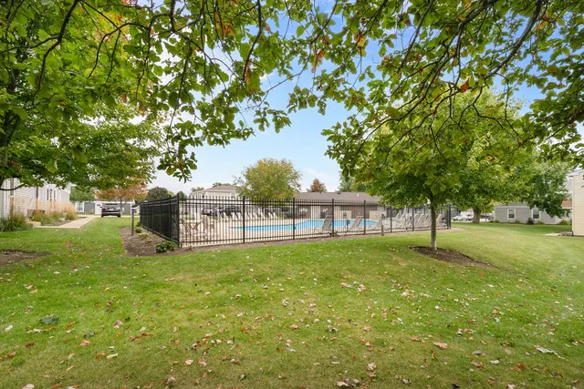 $260,000 | 215 Sunset Court, Vernon Hills, IL 60061