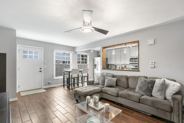 $260,000 | 215 Sunset Court, Vernon Hills, IL 60061