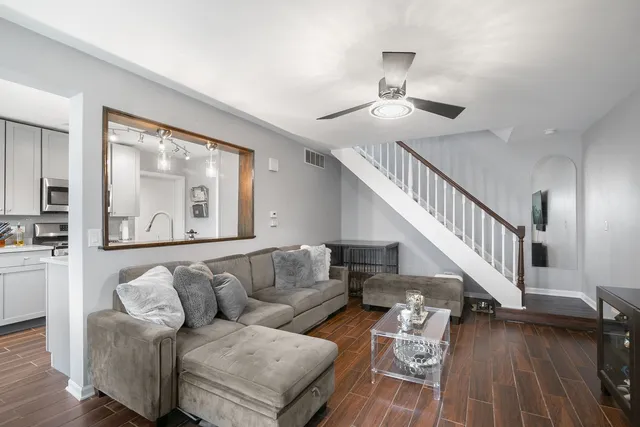 $260,000 | 215 Sunset Court, Vernon Hills, IL 60061