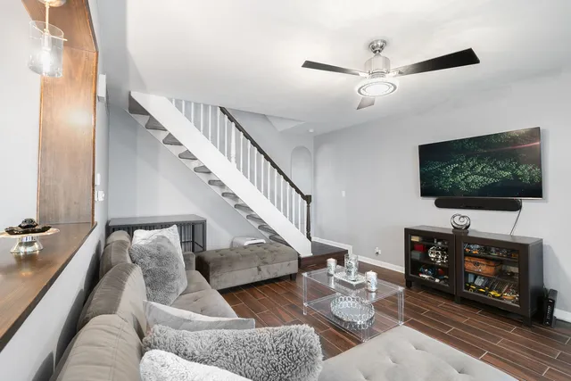 $260,000 | 215 Sunset Court, Vernon Hills, IL 60061