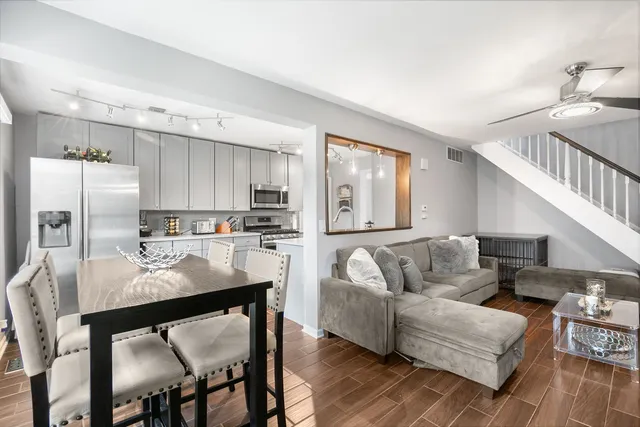 $260,000 | 215 Sunset Court, Vernon Hills, IL 60061