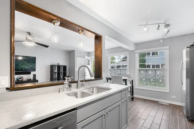 $260,000 | 215 Sunset Court, Vernon Hills, IL 60061