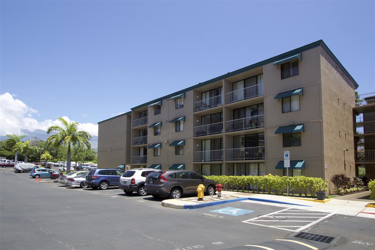 2219 South Kihei Road, Unit B102 Kihei, HI 96753 - Photo 25 of 30 a cars parked in front of a building